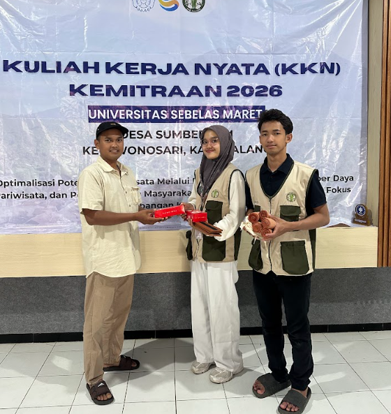 Penyerahan Alat & Barang Pendukung untuk Melakukan Pertolongan Pertama ke Pihak Desa (POKDARWIS). Foto: Dok. Pribadi/KKN 179 UNS