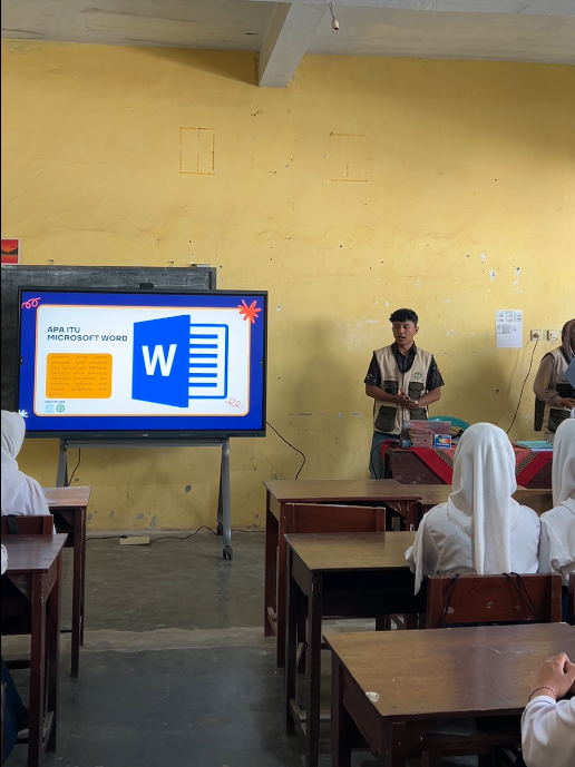 Sesi Pemaparan Materi Mengenai Pembuatan Surat Undangan Menggunakan Microsoft Word. Foto: Dok. Pribadi/KKN 179 UNS