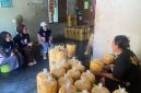 Mahasiswa KKN UNS 165 saat memberikan pendampingan secara langsung (door-to-door) kepada salah satu pelaku UMKM olahan pangan di Desa Progowati
(Dok. Pribadi/KKN 165 UNS 2026)