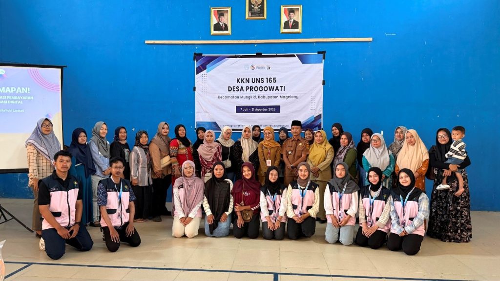 Foto bersama mahasiswa KKN UNS 165 Desa Progowati dengan para pelaku UMKM dalam acara sosialisasi “UMKM Berdaya” di Gor Prasojo, Desa Progowati, Minggu (4/8/26)
(Dok. Pribadi/KKN 165 UNS 2026)