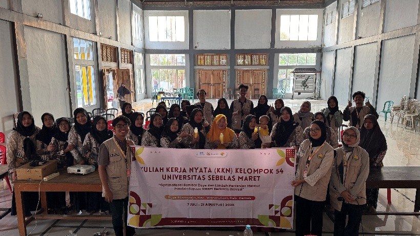 KKN Kelompok 54 UNS bersama ibu-ibu PKK di Desa Pilangrejo mengikuti pelatihan pembuatan sabun cuci piring dari minyak jelantah. Kegiatan tersebut menjadi salah satu upaya untuk memberikan edukasi kepada masyarakat mengenai pemanfaatan limbah rumah tangga agar memiliki nilai guna dan nilai tambah. (Dok. Pribadi/KKN 54 UNS)