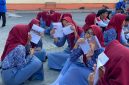 Siswa SMP Negeri 1 Muntilan dengan semangat menunjukan bahan bacaan di tengah pelaksanaan program literasi pagi yang digagas oleh mahasiswa Magang Kependidikan Terintegrasi (MKT) Universitas Tidar (UNTIDAR). (Dok. Pribadi/Magang Kependidikan Terintegrasi Universitas Tidar di SMP Negeri 1 Muntilan)
