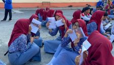 Siswa SMP Negeri 1 Muntilan dengan semangat menunjukan bahan bacaan di tengah pelaksanaan program literasi pagi yang digagas oleh mahasiswa Magang Kependidikan Terintegrasi (MKT) Universitas Tidar (UNTIDAR). (Dok. Pribadi/Magang Kependidikan Terintegrasi Universitas Tidar di SMP Negeri 1 Muntilan)