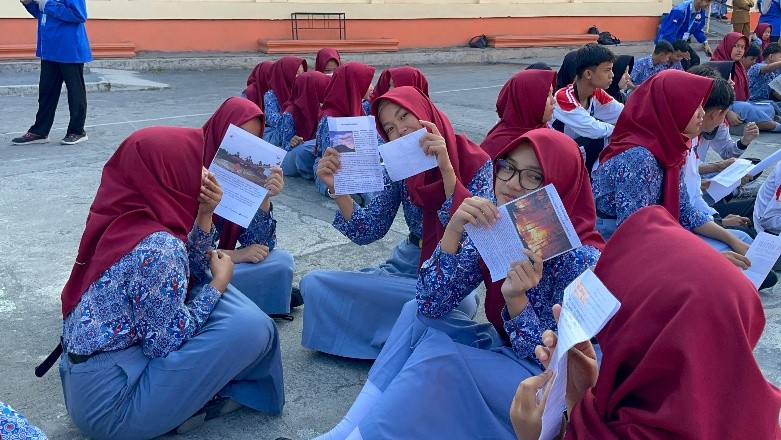 Siswa SMP Negeri 1 Muntilan dengan semangat menunjukan bahan bacaan di tengah pelaksanaan program literasi pagi yang digagas oleh mahasiswa Magang Kependidikan Terintegrasi (MKT) Universitas Tidar (UNTIDAR). (Dok. Pribadi/Magang Kependidikan Terintegrasi Universitas Tidar di SMP Negeri 1 Muntilan)