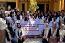 KKN Kelompok 54 UNS bersama Ibu-Ibu PKK di Desa Pilangrejo mengikuti pelatihan pembuatan selai jambu air. Kegiatan tesebut menjadi salah satu upaya mahasiswa KKN 54 UNS dalam mendorong pemanfaatan buah jambu air yang tersedia di Desa Pilangrejo agar tidak hanya dikonsumsi secara langsung, tetapi juga dapat diolah menjadi produk pangan yang bernilai tambah. (Dok. Pribadi/KKN 54 UNS)