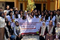 KKN Kelompok 54 UNS bersama Ibu-Ibu PKK di Desa Pilangrejo mengikuti pelatihan pembuatan selai jambu air. Kegiatan tesebut menjadi salah satu upaya mahasiswa KKN 54 UNS dalam mendorong pemanfaatan buah jambu air yang tersedia di Desa Pilangrejo agar tidak hanya dikonsumsi secara langsung, tetapi juga dapat diolah menjadi produk pangan yang bernilai tambah. (Dok. Pribadi/KKN 54 UNS)