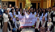 KKN Kelompok 54 UNS bersama Ibu-Ibu PKK di Desa Pilangrejo mengikuti pelatihan pembuatan selai jambu air. Kegiatan tesebut menjadi salah satu upaya mahasiswa KKN 54 UNS dalam mendorong pemanfaatan buah jambu air yang tersedia di Desa Pilangrejo agar tidak hanya dikonsumsi secara langsung, tetapi juga dapat diolah menjadi produk pangan yang bernilai tambah. (Dok. Pribadi/KKN 54 UNS)