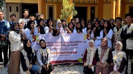 KKN Kelompok 54 UNS bersama Ibu-Ibu PKK di Desa Pilangrejo mengikuti pelatihan pembuatan selai jambu air. Kegiatan tesebut menjadi salah satu upaya mahasiswa KKN 54 UNS dalam mendorong pemanfaatan buah jambu air yang tersedia di Desa Pilangrejo agar tidak hanya dikonsumsi secara langsung, tetapi juga dapat diolah menjadi produk pangan yang bernilai tambah. (Dok. Pribadi/KKN 54 UNS)