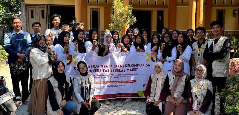 KKN Kelompok 54 UNS bersama Ibu-Ibu PKK di Desa Pilangrejo mengikuti pelatihan pembuatan selai jambu air. Kegiatan tesebut menjadi salah satu upaya mahasiswa KKN 54 UNS dalam mendorong pemanfaatan buah jambu air yang tersedia di Desa Pilangrejo agar tidak hanya dikonsumsi secara langsung, tetapi juga dapat diolah menjadi produk pangan yang bernilai tambah. (Dok. Pribadi/KKN 54 UNS)