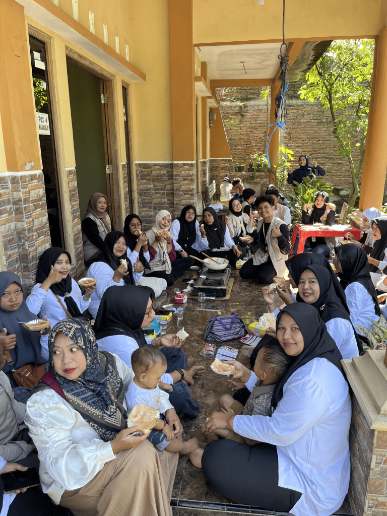 Antusiasme Ibu-ibu PKK mengikuti proses pengolahan secara langsung dan turut berdiskusi mengenai komposisi bahan dan fungsinya, teknik pembuatan, penyimpanan, hingga kemungkinan pemasaran produk. (Dok. Pribadi/KKN 54 UNS)