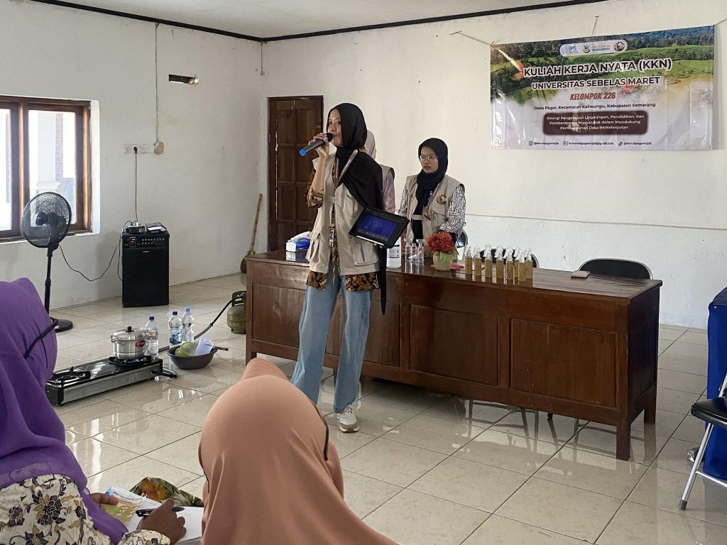 Mahasiswa KKN UNS 226 saat melakukan edukasi mengenai pemanfaatan serai merah sebagai bahan pembuatan spray penolak nyamuk alami kepada Ibu-Ibu TP-PKK Desa Pager, Kecamatan Kaliwungu, Kabupaten Semarang. Kegiatan ini dilaksanakan pada tanggal 4 Agustus 2026. Foto: Dok. Pribadi/KKN UNS 226