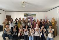 Dokumentasi bersama setelah pelaksanaan edukasi mengenai pemanfaatan serai merah sebagai bahan pembuatan spray penolak nyamuk alami kepada Ibu-Ibu TP-PKK Desa Pager, Kecamatan Kaliwungu, Kabupaten Semarang. Kegiatan ini dilaksanakan pada tanggal 4 Agustus 2026. Foto: Dok. Pribadi/KKN UNS 226 