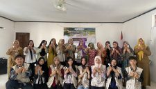 Dokumentasi bersama setelah pelaksanaan edukasi mengenai pemanfaatan serai merah sebagai bahan pembuatan spray penolak nyamuk alami kepada Ibu-Ibu TP-PKK Desa Pager, Kecamatan Kaliwungu, Kabupaten Semarang. Kegiatan ini dilaksanakan pada tanggal 4 Agustus 2026. Foto: Dok. Pribadi/KKN UNS 226 