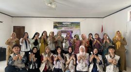 Dokumentasi bersama setelah pelaksanaan edukasi mengenai pemanfaatan serai merah sebagai bahan pembuatan spray penolak nyamuk alami kepada Ibu-Ibu TP-PKK Desa Pager, Kecamatan Kaliwungu, Kabupaten Semarang. Kegiatan ini dilaksanakan pada tanggal 4 Agustus 2026. Foto: Dok. Pribadi/KKN UNS 226 