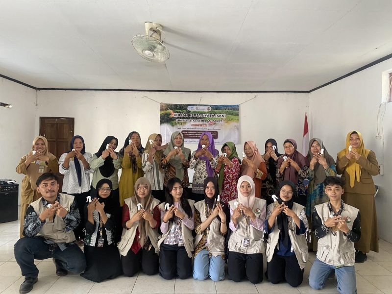 Dokumentasi bersama setelah pelaksanaan edukasi mengenai pemanfaatan serai merah sebagai bahan pembuatan spray penolak nyamuk alami kepada Ibu-Ibu TP-PKK Desa Pager, Kecamatan Kaliwungu, Kabupaten Semarang. Kegiatan ini dilaksanakan pada tanggal 4 Agustus 2026. Foto: Dok. Pribadi/KKN UNS 226 